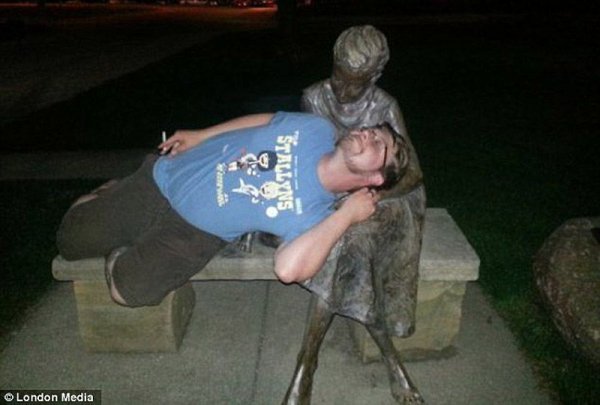  19 незвичайних фотографій з пам'ятниками 