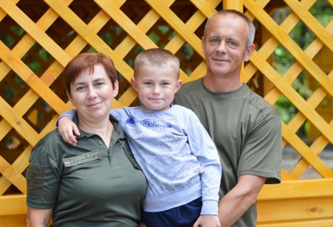 Ікони, картини, сорочки: головний лісничий у Володимирі-Волинському дивує своїми вишивками