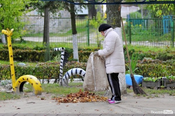 Люди, які прибирають луцькі вулиці. ФОТО