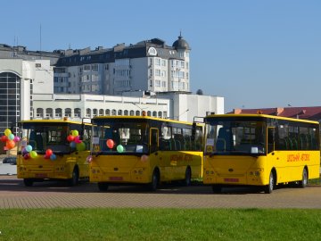 Жовті красені: на Волині шість громад отримали шкільні автобуси. ФОТО