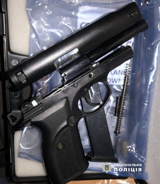 Волинські поліцейські затримали чоловіка, який незаконно збував перероблену вогнепальну зброю