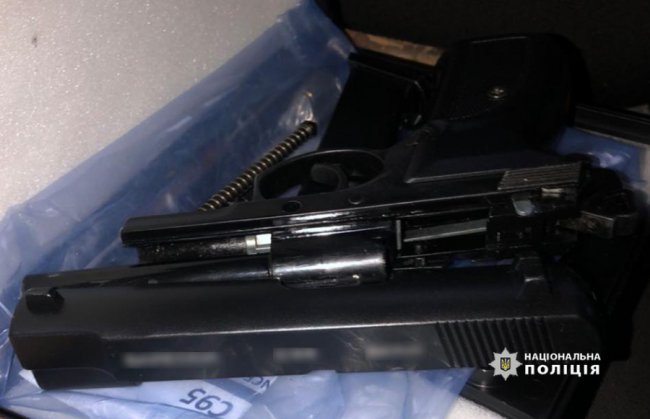 Волинські поліцейські затримали чоловіка, який незаконно збував перероблену вогнепальну зброю