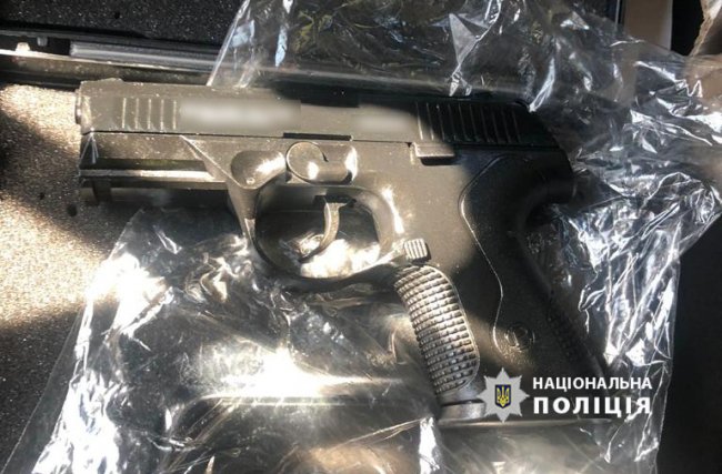 Волинські поліцейські затримали чоловіка, який незаконно збував перероблену вогнепальну зброю