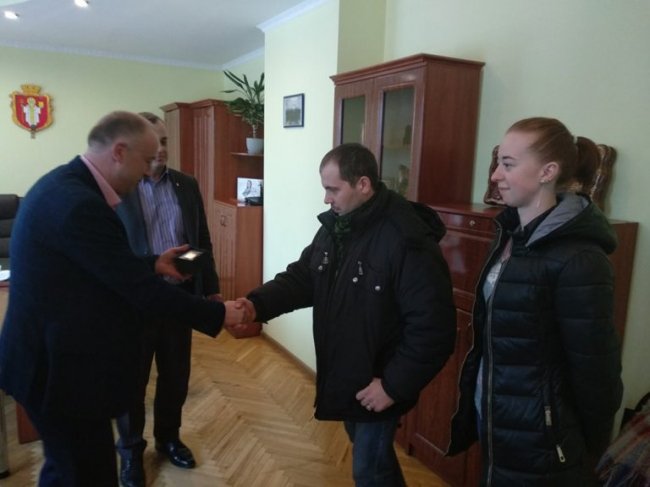 У Луцьку самооборонівцям вручили іменні годинники. ФОТО