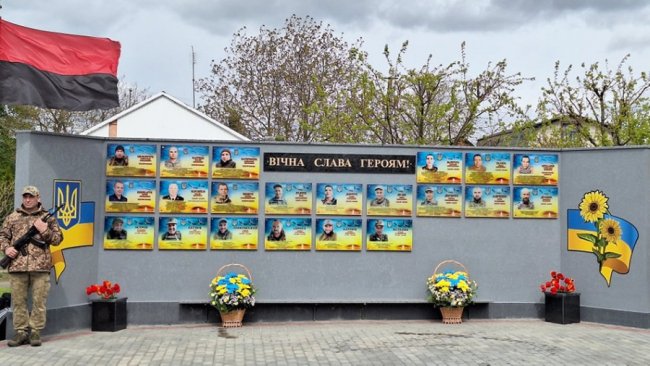 У громаді на Волині встановили пам’ятні стелу у пам'ять про загиблих Героїв