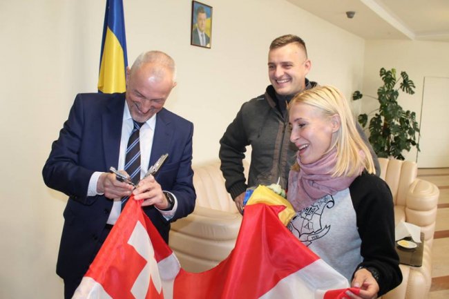 Волинянка поїде на «Ігри нескорених» з прапором, який висів в кабінеті голови ОДА