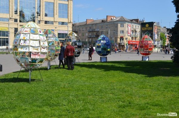 У Луцьку створили великі пасхальні яйця з малюнків. ФОТО