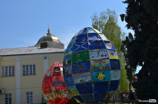 У Луцьку створили великі пасхальні яйця з малюнків. ФОТО