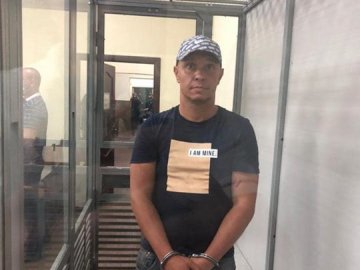 Побив та хотів зґвалтувати жінку в потязі: підозрюваного арештували