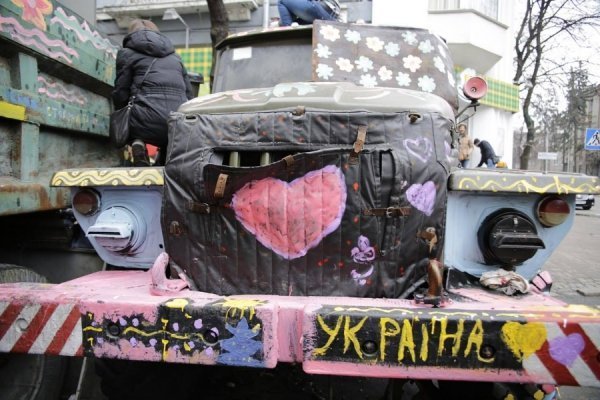 Дівчата в Києві розмалювали машини ВВшників квіточками. ФОТО