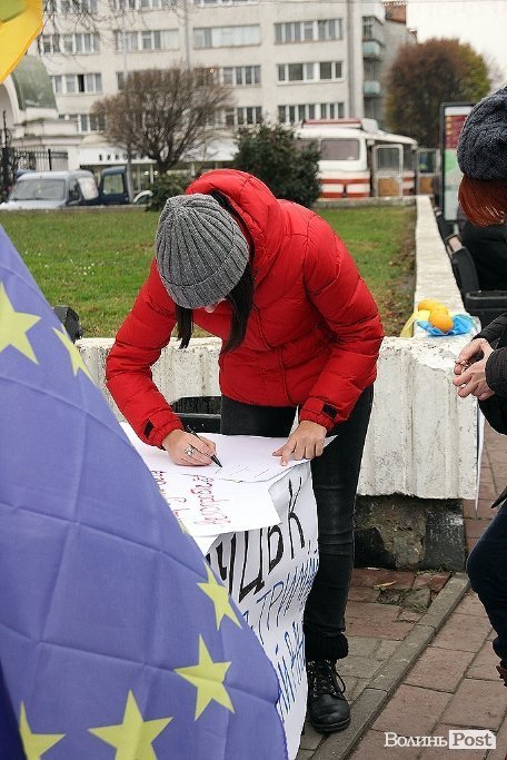 На Євромайдані у Луцьку почали розгортати наметове містечко. ФОТО