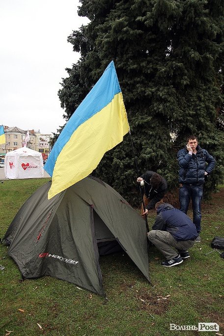 На Євромайдані у Луцьку почали розгортати наметове містечко. ФОТО