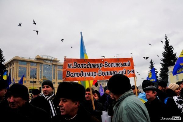 Віче на луцькому Майдані. ФОТО