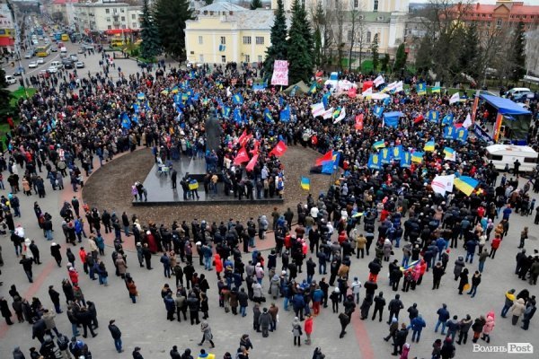 Віче на луцькому Майдані. ФОТО