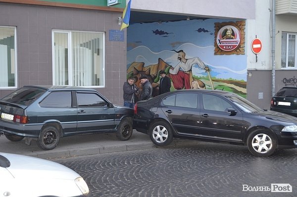 Аварія в Луцьку: дівчина пошкодила «татове авто». ФОТО