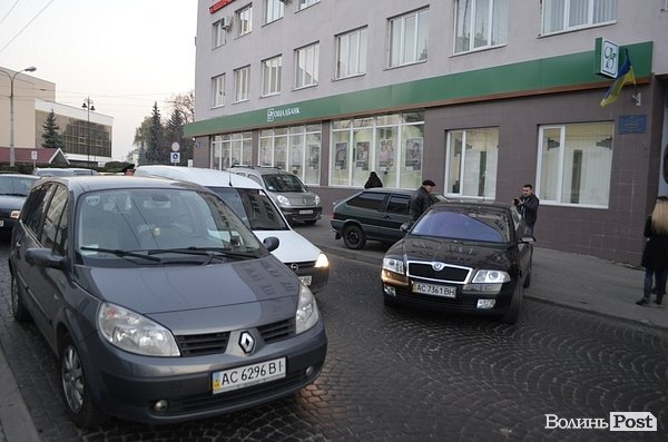 Аварія в Луцьку: дівчина пошкодила «татове авто». ФОТО