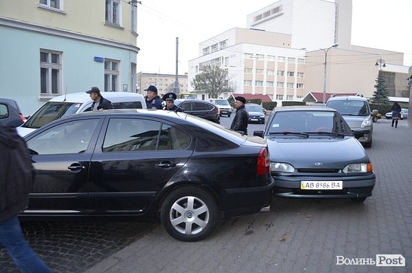 Аварія в Луцьку: дівчина пошкодила «татове авто». ФОТО