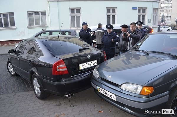 Аварія в Луцьку: дівчина пошкодила «татове авто». ФОТО
