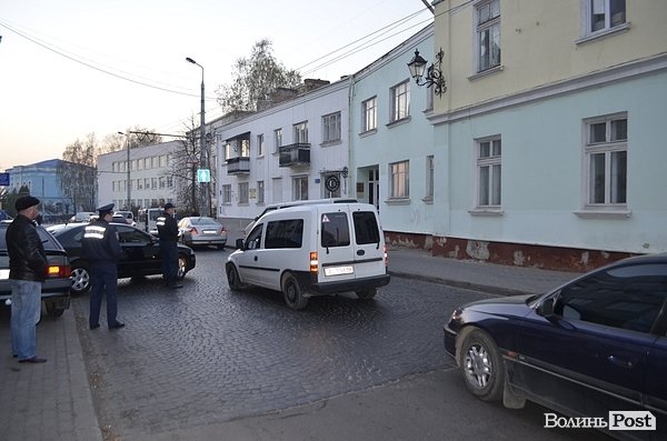 Аварія в Луцьку: дівчина пошкодила «татове авто». ФОТО