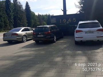 У Луцьку біля меморіалу встановлять обмежувачі паркування. ФОТО