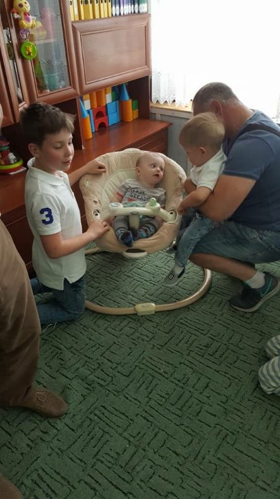 Нова сім'я покинутого в луцькій лікарні хлопчика завезла подарунки у дитбудинок. ФОТО