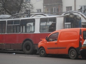 На центральному проспекті Луцька автівка врізалась у тролейбус. ФОТО