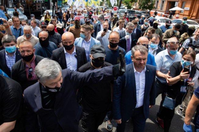 10 тисяч людей вийшли під Печерський суд підтримати Порошенка