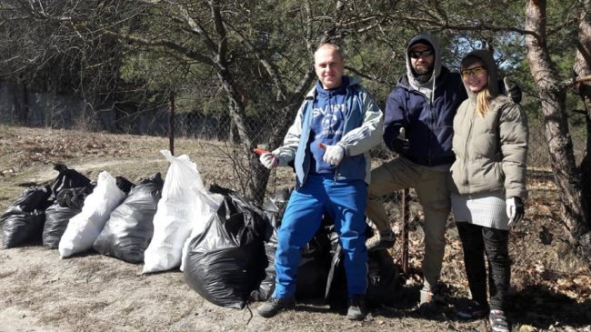 Біля дитячого табору під Луцьком прибрали стихійне сміттєзвалище. ФОТО