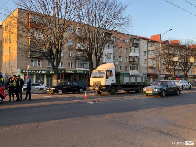 У Луцьку зіткнулися «мерс»та вантажівка: рух ускладнений. ФОТО