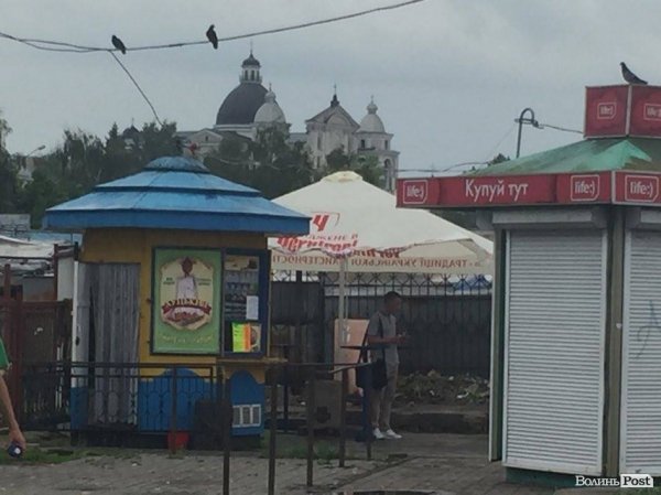 У Луцьку біля Центрального ринку знайшли непритомного чоловіка. ФОТО