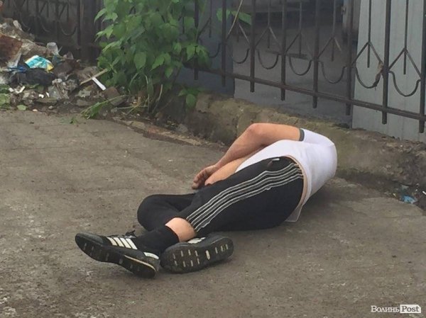 У Луцьку біля Центрального ринку знайшли непритомного чоловіка. ФОТО