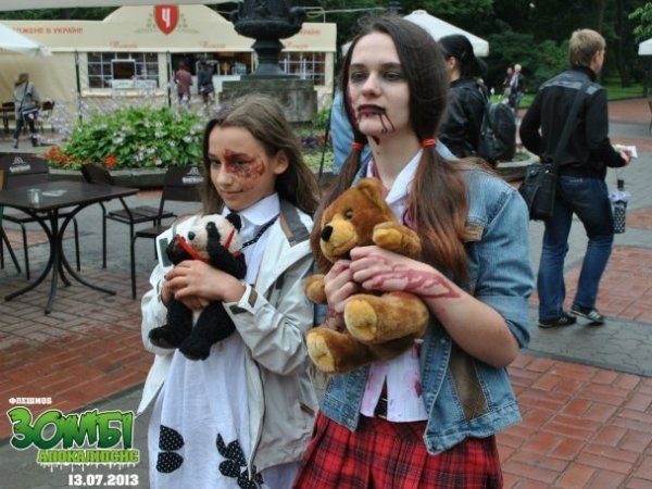 Львовом розгулювали зомбі. ФОТО. ВІДЕО