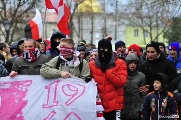 Футбольні фани у Луцьку влаштували марш. ВІДЕО