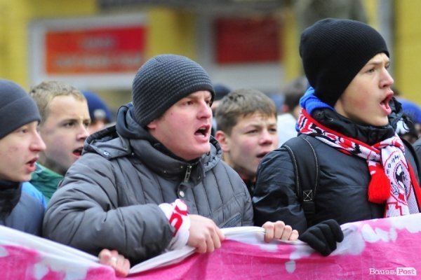 Футбольні фани у Луцьку влаштували марш. ВІДЕО