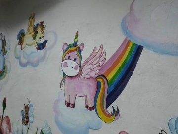 Як розмалювали стіни шкільних укриттів у Луцьку. ВІДЕО