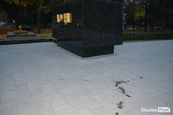 «Брудні» наслідки смолоскипної ходи у Луцьку. ФОТО