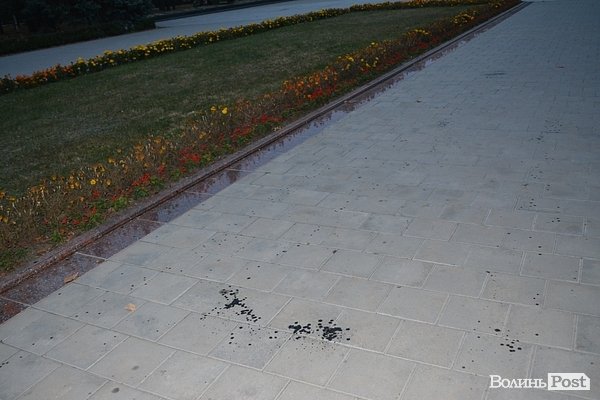 «Брудні» наслідки смолоскипної ходи у Луцьку. ФОТО