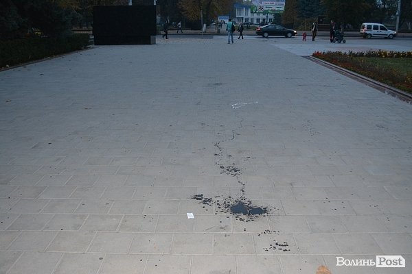 «Брудні» наслідки смолоскипної ходи у Луцьку. ФОТО