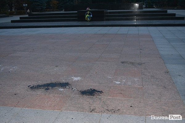 «Брудні» наслідки смолоскипної ходи у Луцьку. ФОТО