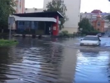 У Луцьку через зливу затопило вулицю. ФОТО. ВІДЕО