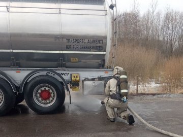 На Волині посеред траси з автоцистерни стався витік азотної кислоти. ФОТО