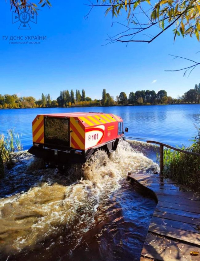 У волинській річці рятувальники вчилися водити снігоболотохід. ФОТО