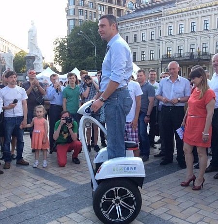Кличко випробував електромобіль та сегвей. ФОТО