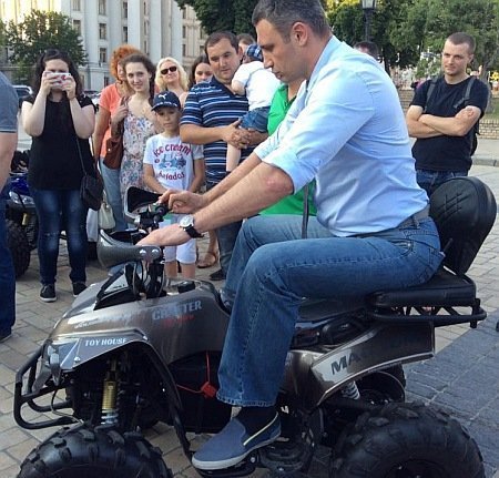 Кличко випробував електромобіль та сегвей. ФОТО