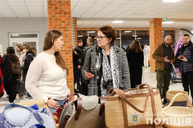 Ветеранський ярмарок у Луцьку: дружина безвісти зниклого поліцейського виготовляє ековироби з бавовняного шнура