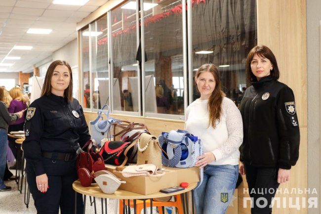 Ветеранський ярмарок у Луцьку: дружина безвісти зниклого поліцейського виготовляє ековироби з бавовняного шнура