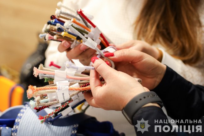 Ветеранський ярмарок у Луцьку: дружина безвісти зниклого поліцейського виготовляє ековироби з бавовняного шнура