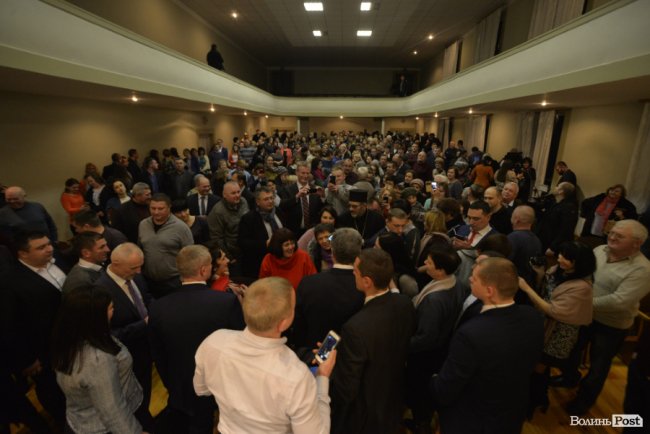 Томос, селфі та колядки: Петро Порошенко на Волині. ФОТОРЕПОРТАЖ