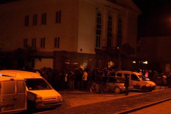 Фото нічного бунту в Луцьку