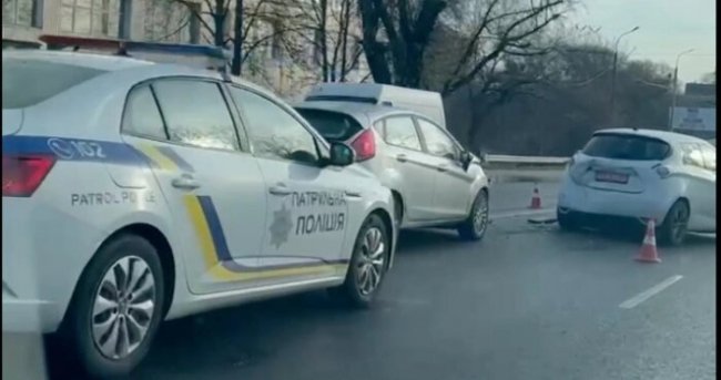 Біля мосту в Луцьку не розминулися три автівки